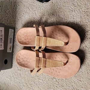 NWB Vionic tan flip flop sandal